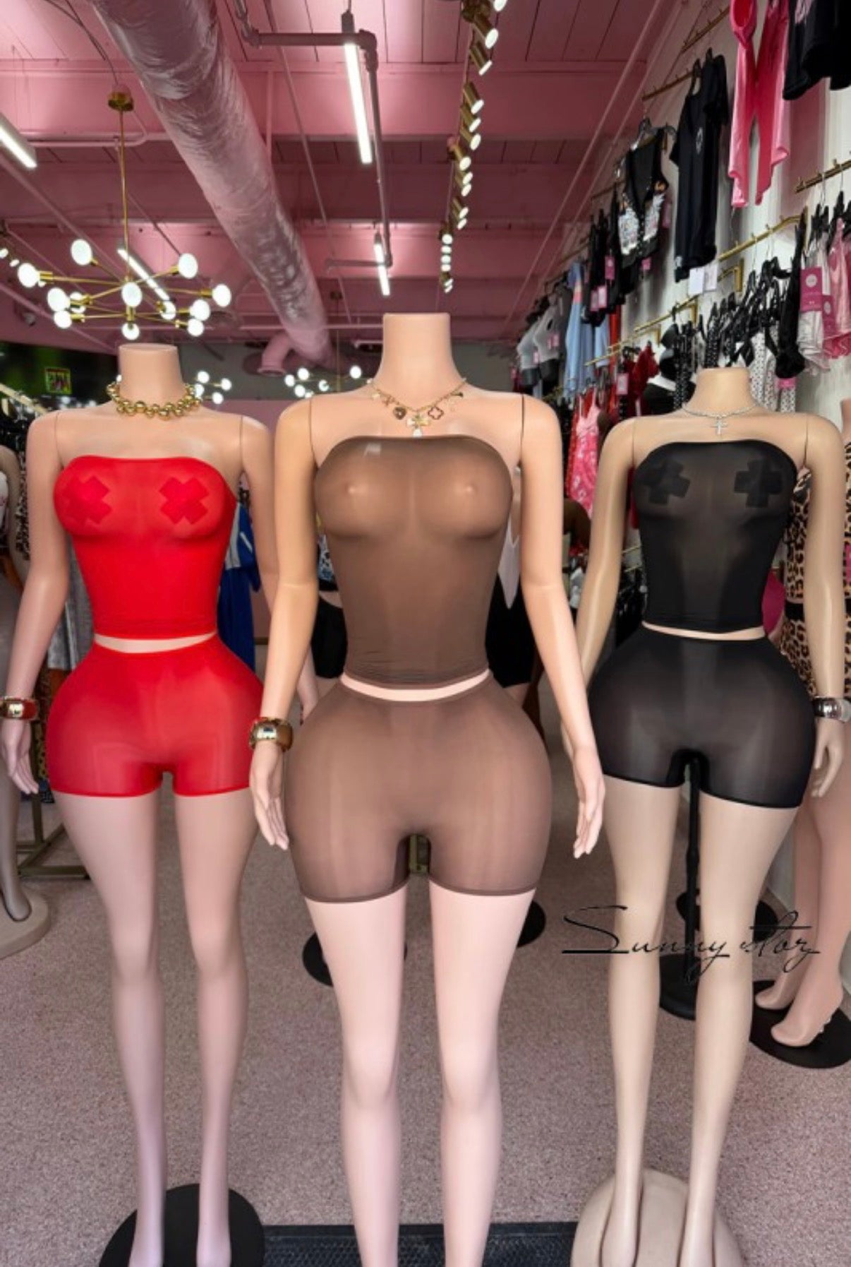 Britni Tube | Set