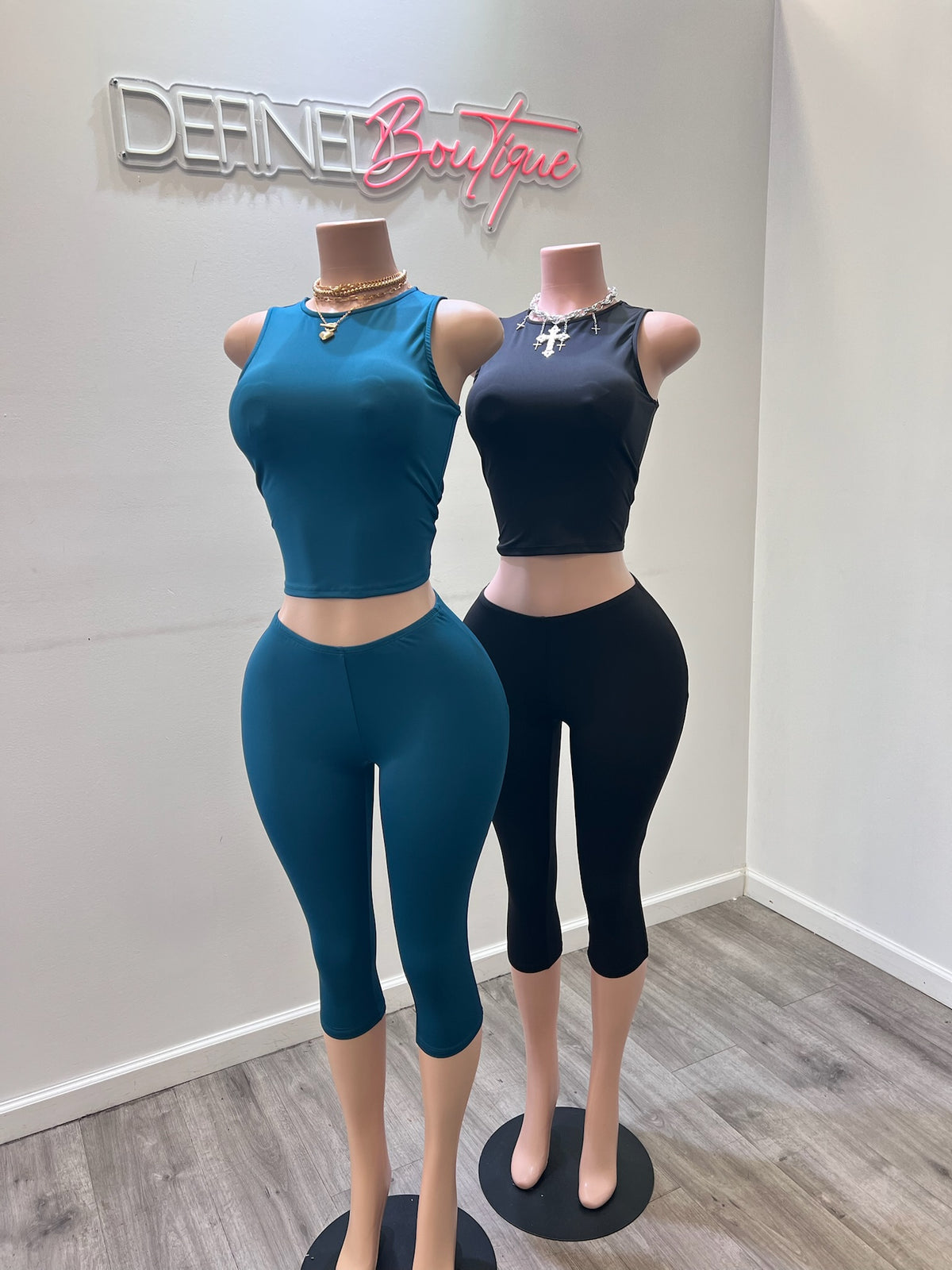 Toni Capri | Set