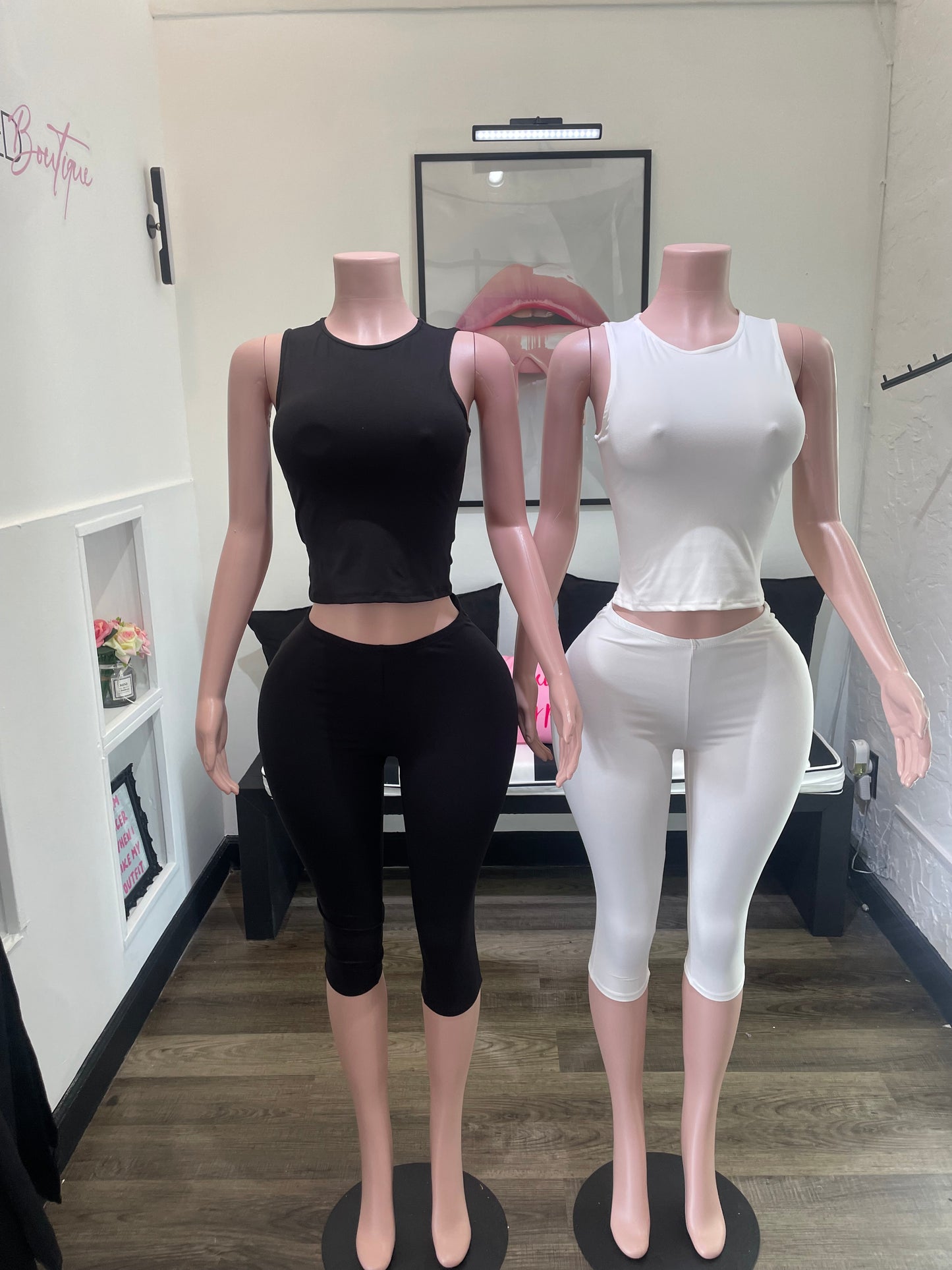 Toni Capri | Set