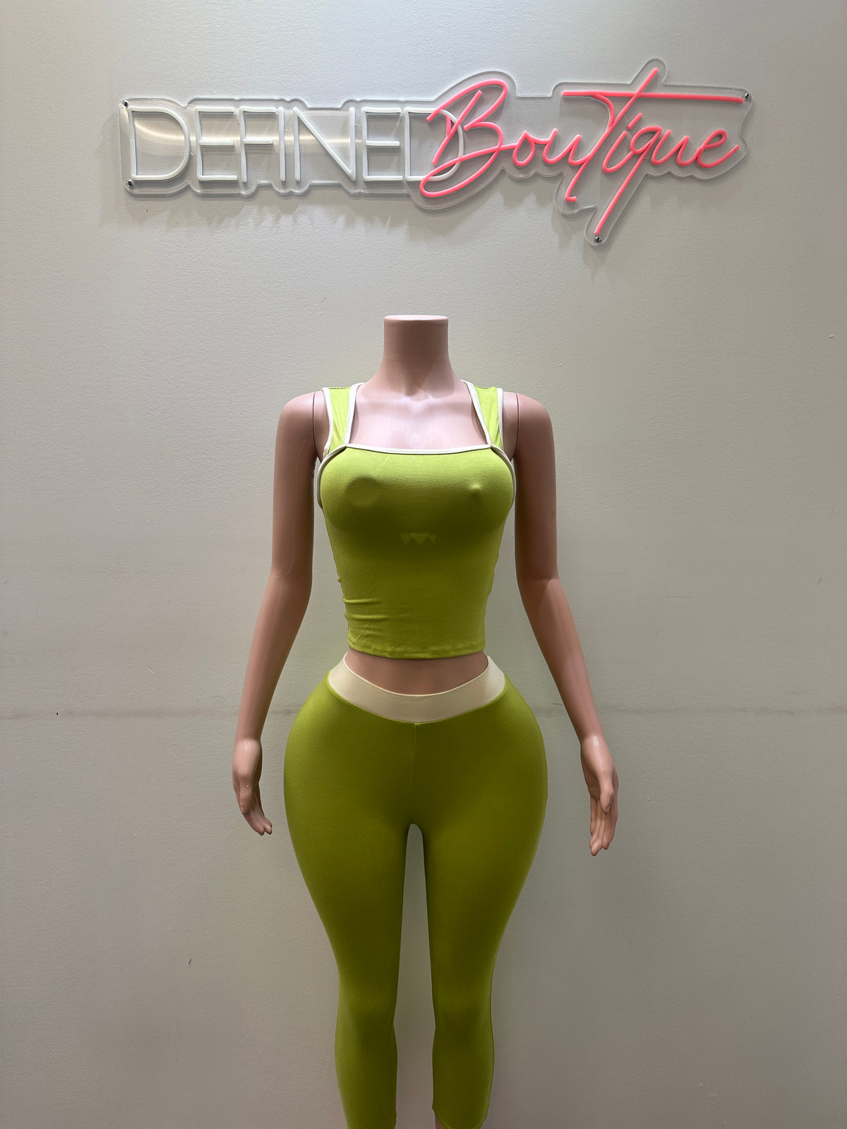 Cove Capri | Set