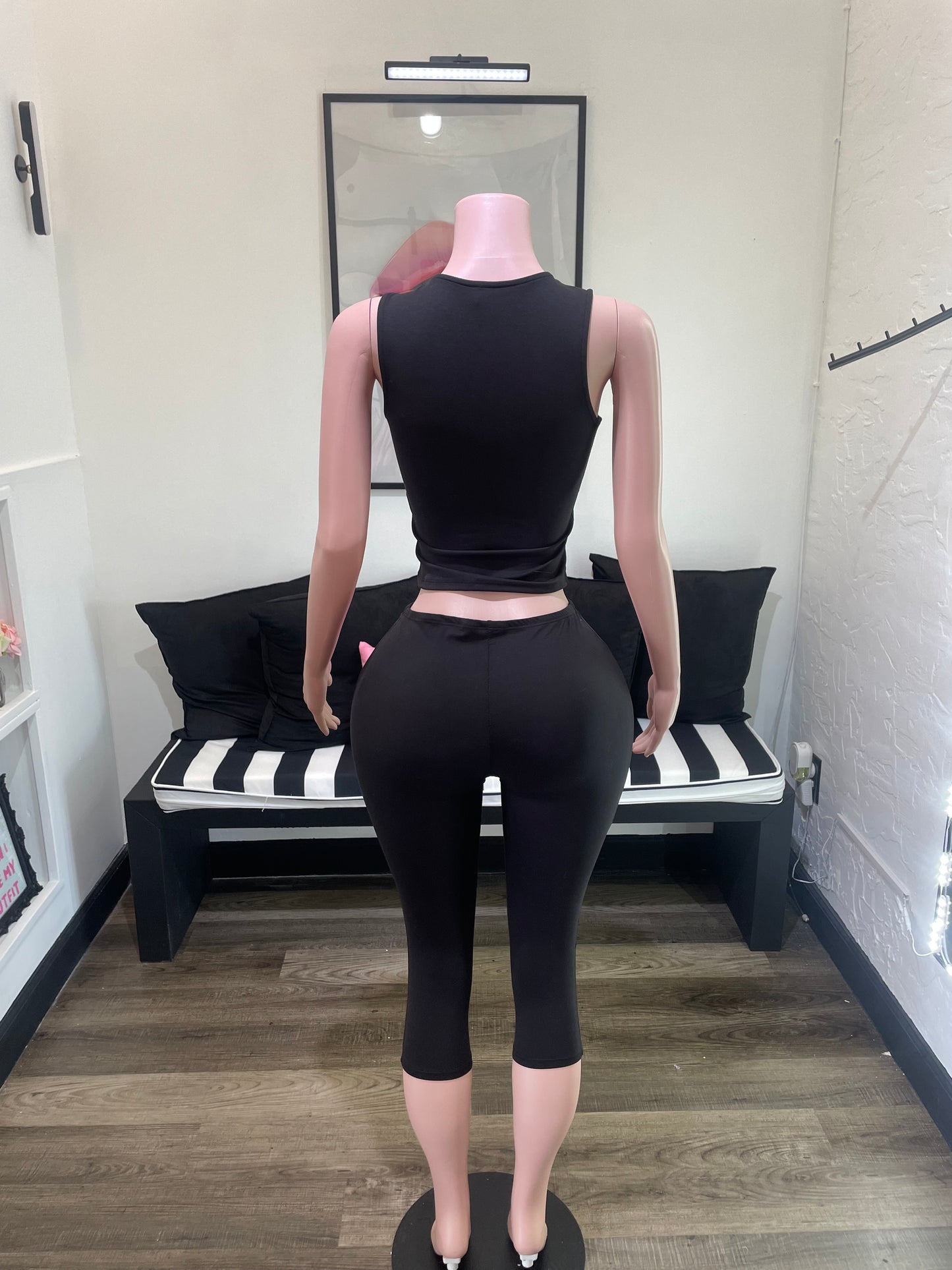 Toni Capri | Set