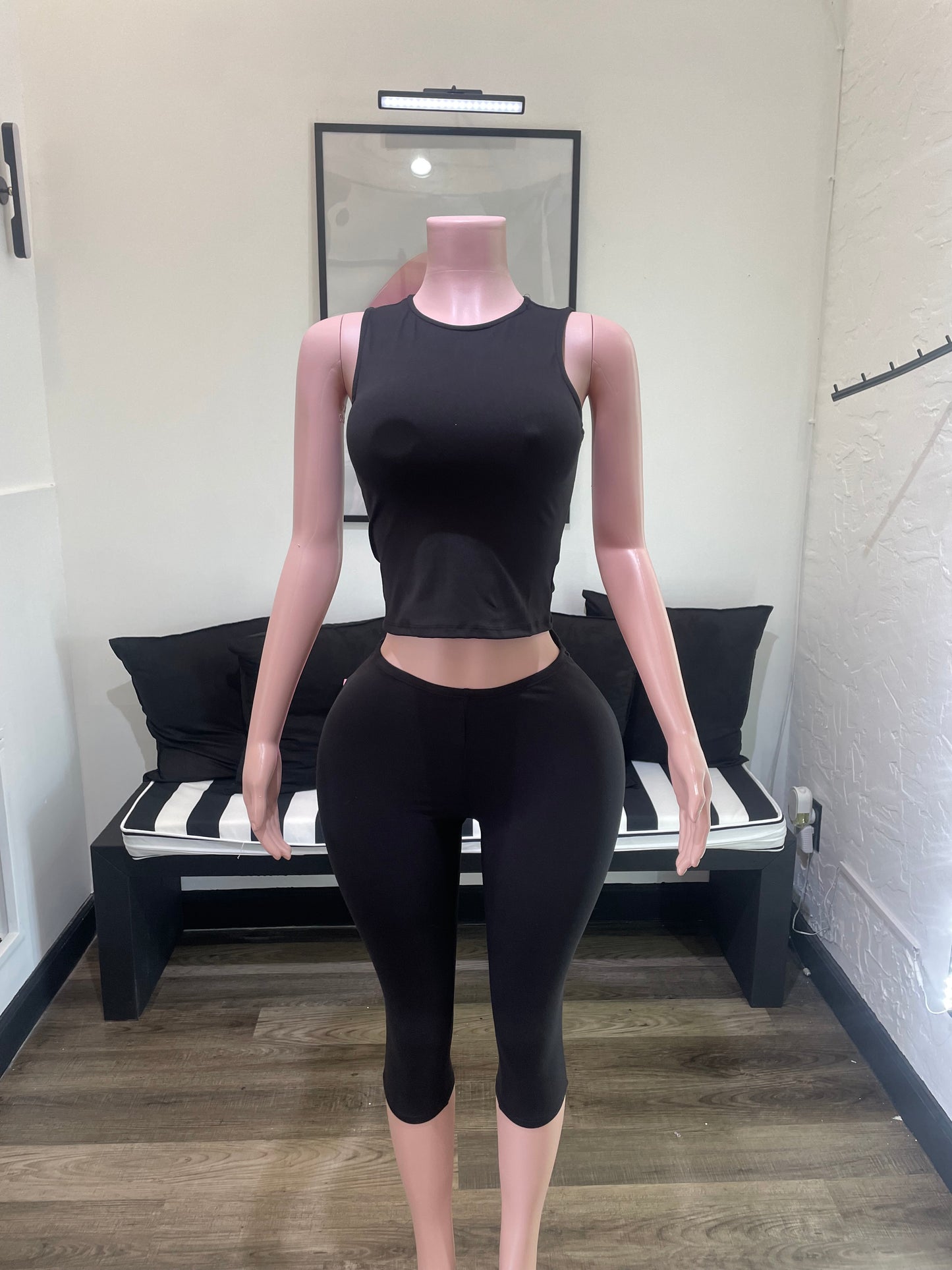 Toni Capri | Set