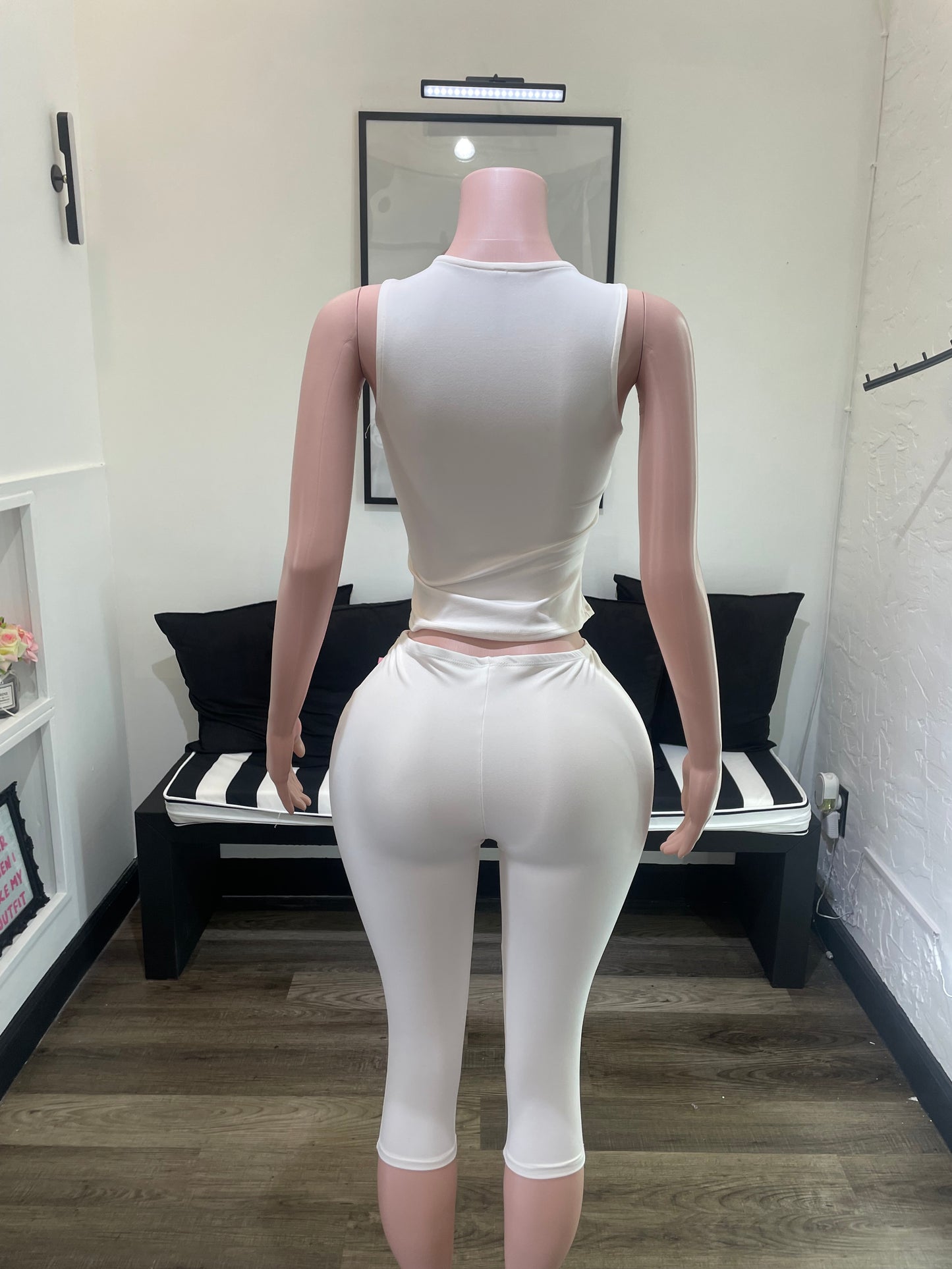 Toni Capri | Set