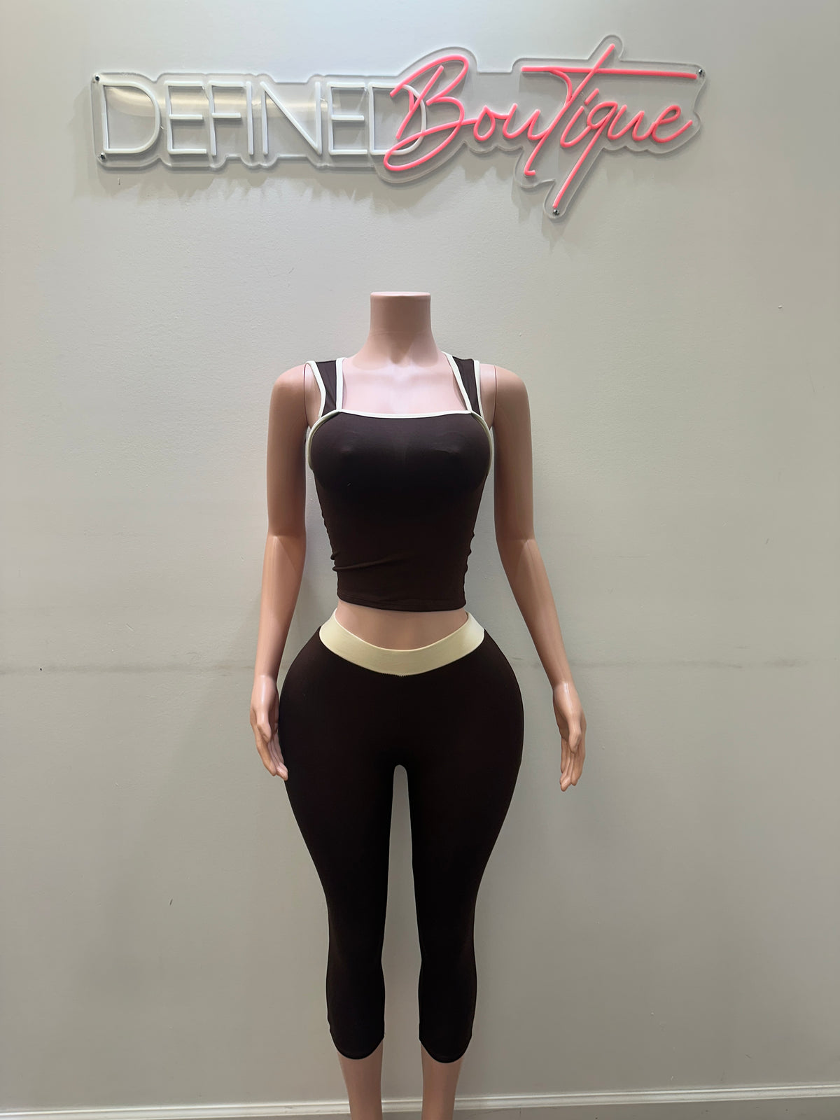 Cove Capri | Set