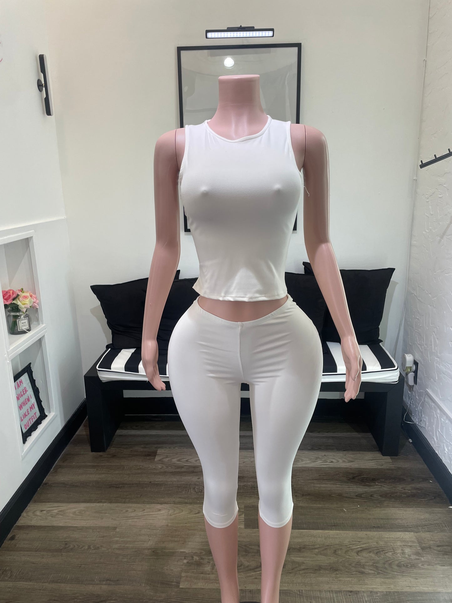 Toni Capri | Set